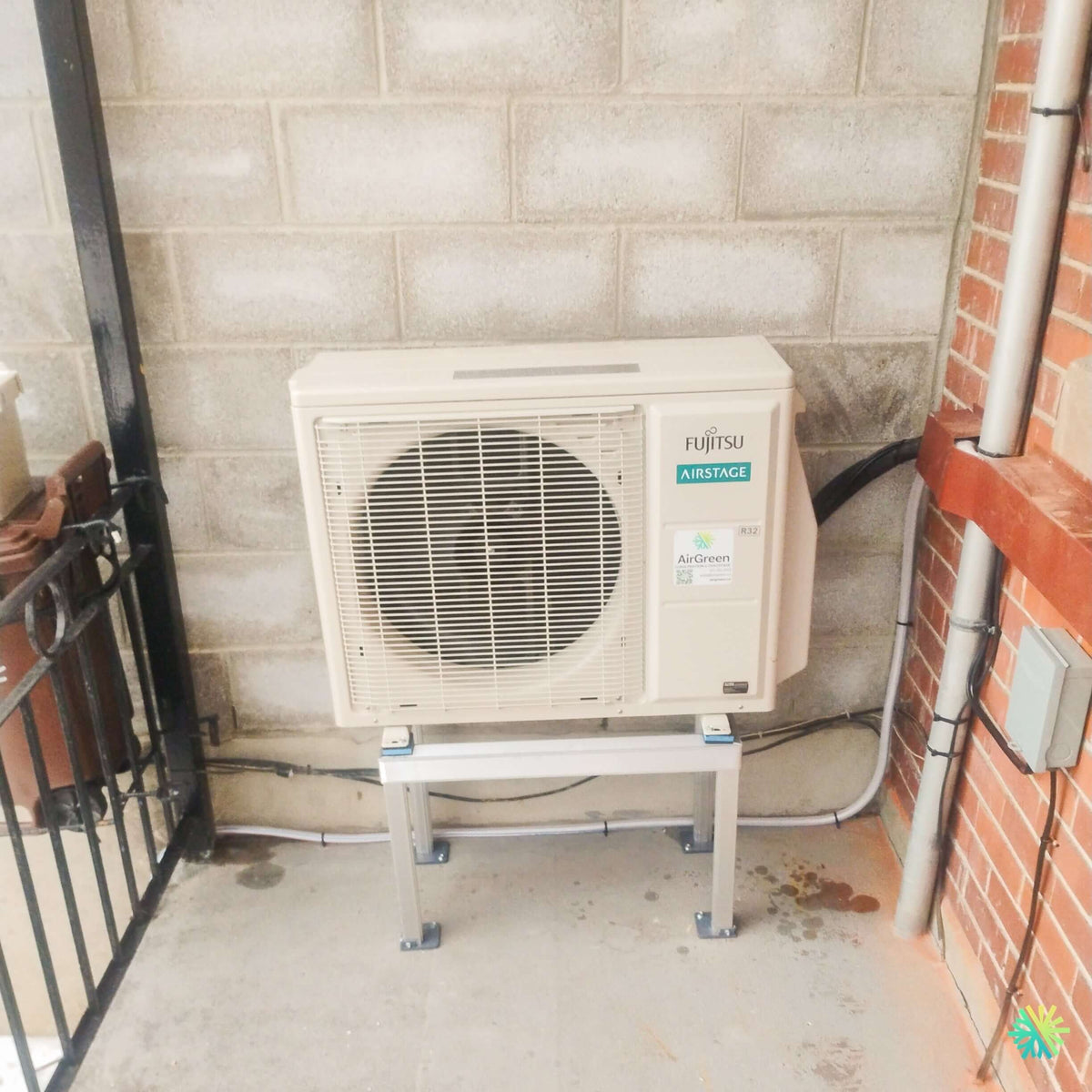 Installation d’une thermopompe murale Fujitsu AIRSTAGE Altair 500 à Saint-Jean-Baptiste sur support au sol surélevé