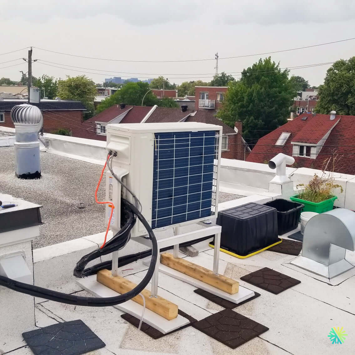 Installation d’une thermopompe GREE FREE MATCH R32 DoubleZone 2 têtes dans Villeray–Saint-Michel–Parc-Extension : une réalisation CVAC sur toit plat au cœur de Montréal