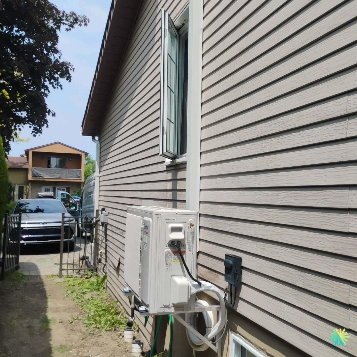 Installation d’une thermopompe murale Gree Livo R32 à Chomedey (Laval)