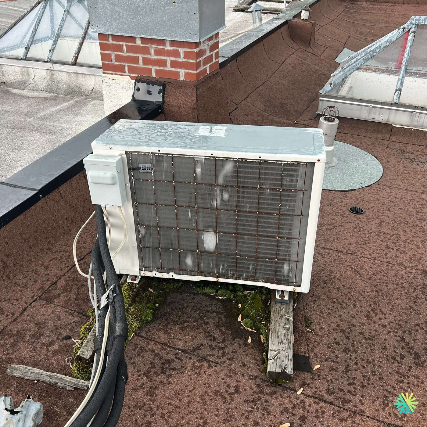Nettoyage d’une unité extérieure de thermopompe sur un toit plat à Saint-Lambert