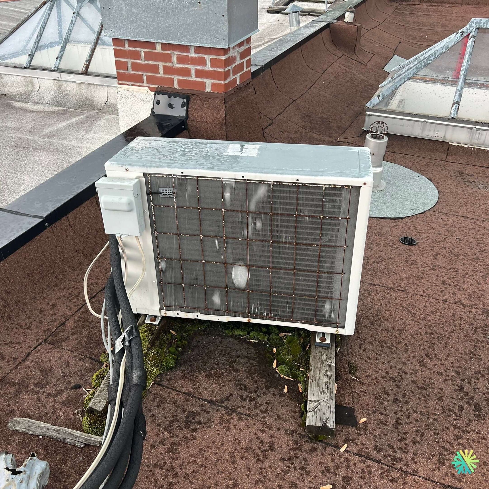 Nettoyage d’une unité extérieure de thermopompe sur un toit plat à Saint-Lambert
