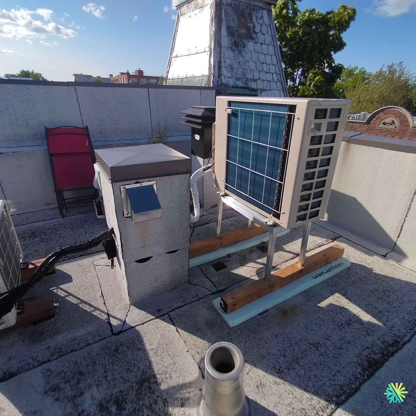 CVC Commercial à Longueuil : Installation d’une pompe à chaleur sur toiture pour un immeuble de bureaux