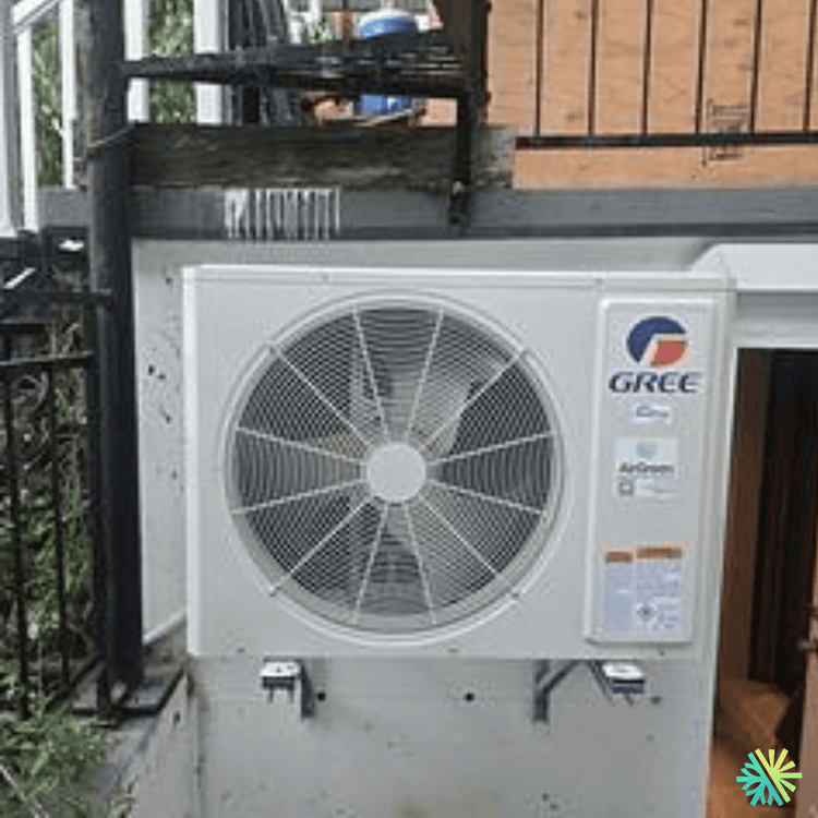 Installation d’une thermopompe murale Gree sur cour arrière au Plateau-Mont-Royal