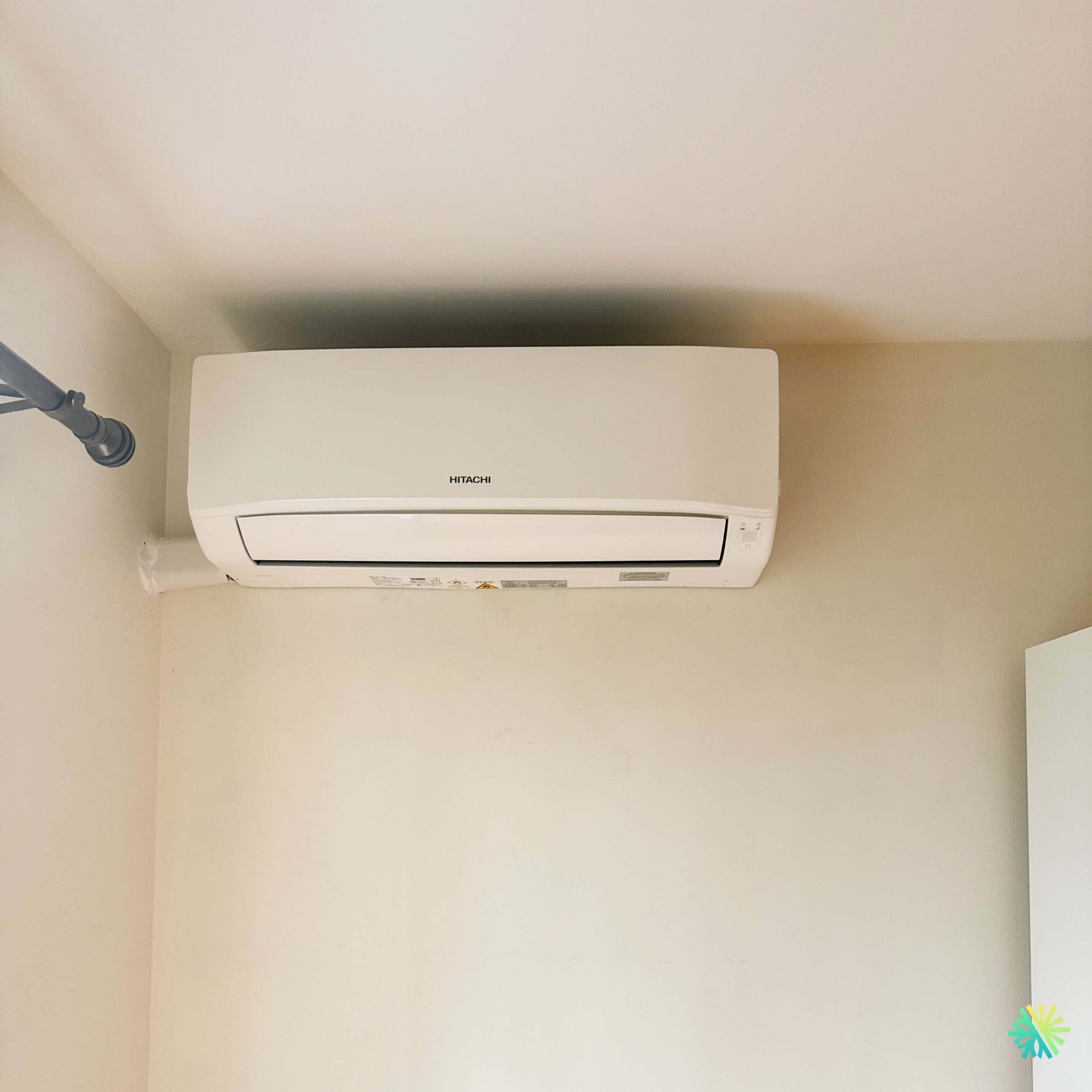 Installation d’une thermopompe murale Hitachi airHome 400 dans une résidence du West Island de Montréal
