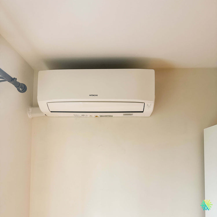 Installation d’une thermopompe murale Hitachi airHome 400 dans une résidence du West Island de Montréal