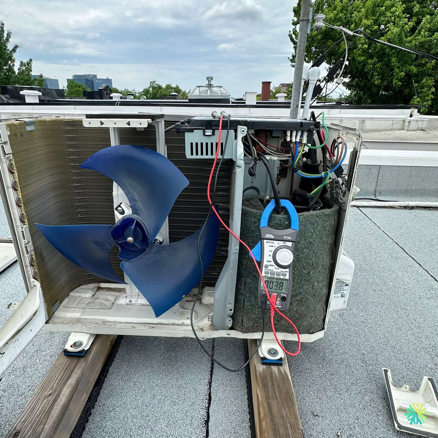 Réparation d’une thermopompe centrale Midea à Sainte-Anne-de-Bellevue