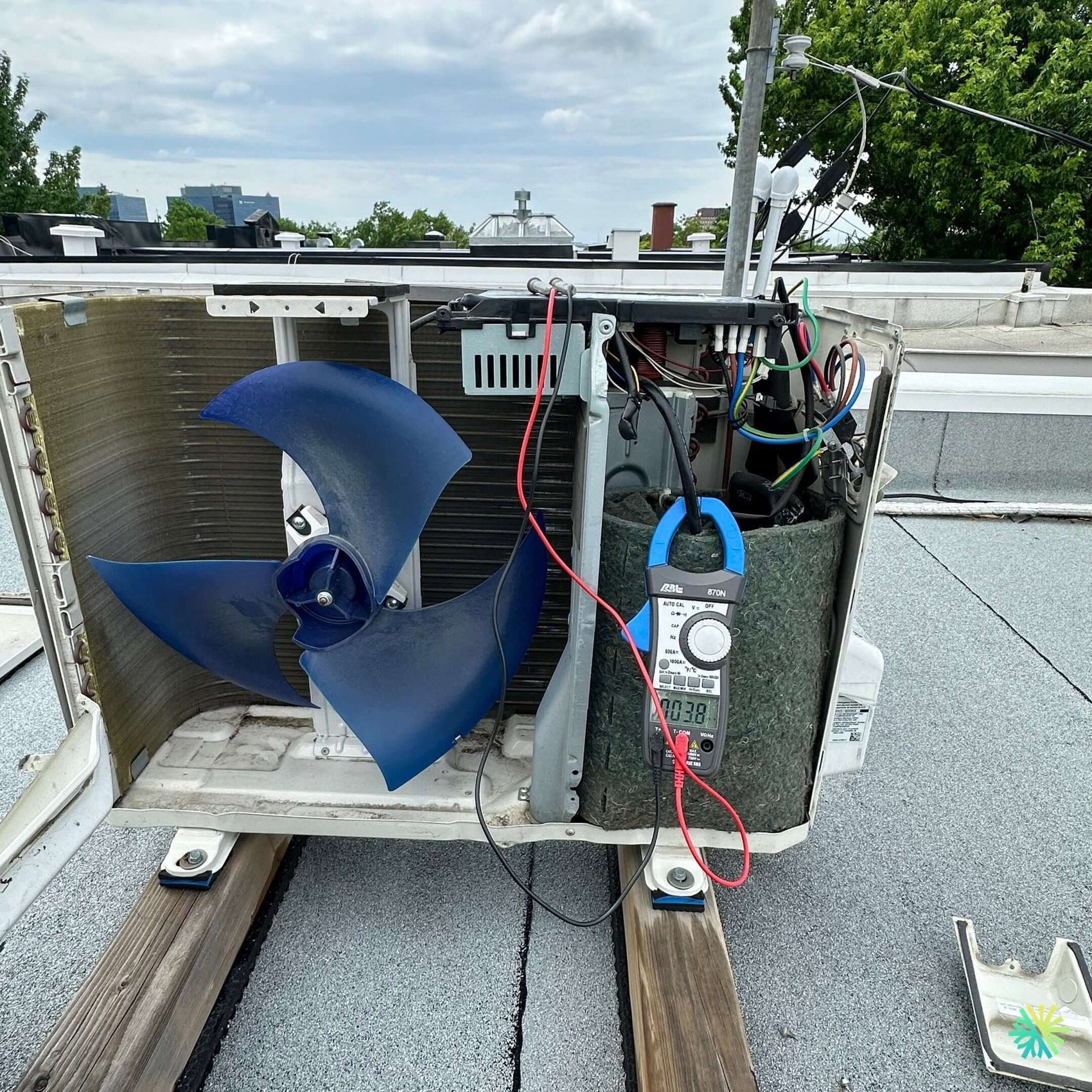 Réparation d’une thermopompe centrale Midea à Sainte-Anne-de-Bellevue