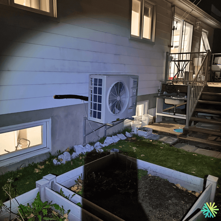 Installation d’une thermopompe murale Midea à Fabreville (Laval) : confort quatre saisons, installation soignée et unité extérieure sur support mural