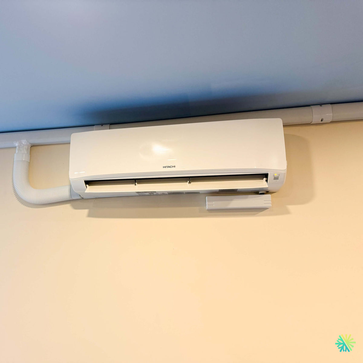 Installation d’une thermopompe murale Hitachi airHome 400 à Bois-des-Filion sur la Rive-Nord de Montréal