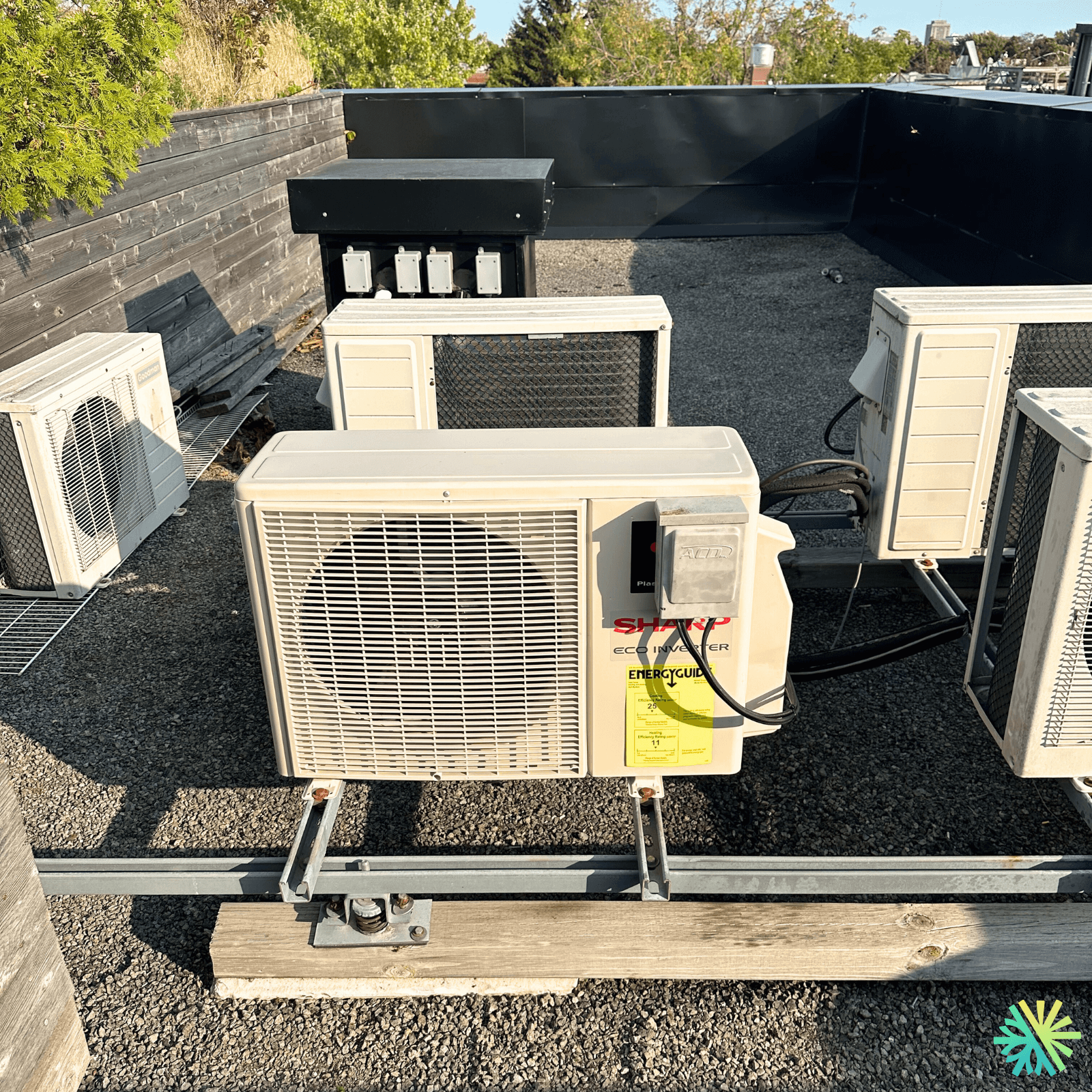 Réparation d’une thermopompe murale Sharp sur toit-terrasse à Ville-Marie (Montréal)