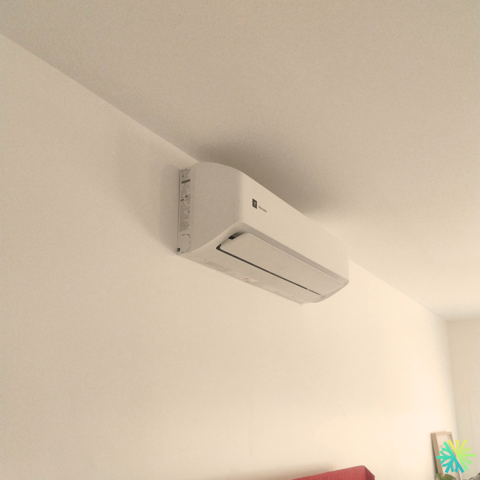 Installation d’une thermopompe murale Sharp dans Le Sud-Ouest (Montréal) – confort discret, finition impeccable et performance Inverter