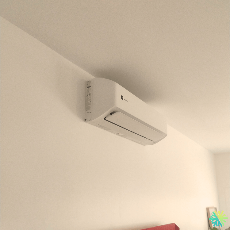 Installation d’une thermopompe murale Sharp dans Le Sud-Ouest (Montréal) – confort discret, finition impeccable et performance Inverter