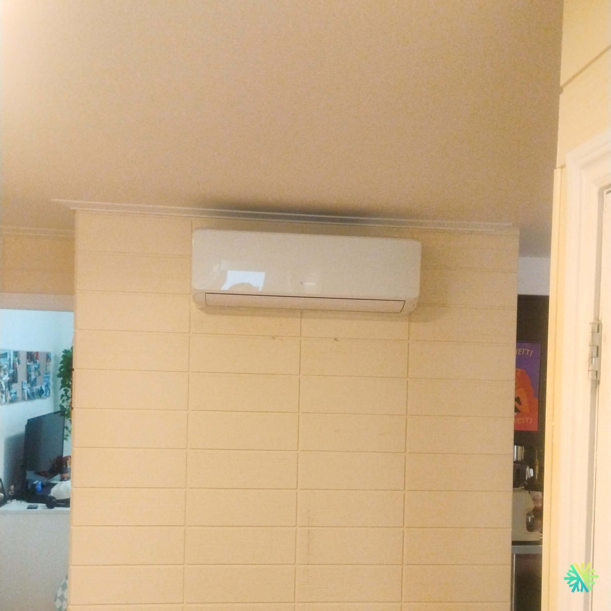 Installation d’une thermopompe murale GREE CHARMO R32 à Pierrefonds-Roxboro : un climatiseur mini split installé avec précision sur un mur intérieur texturé