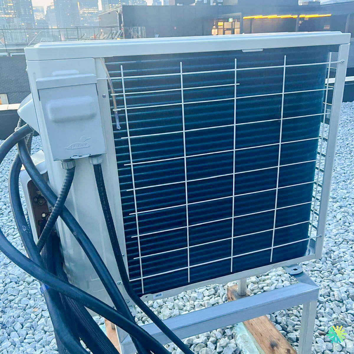 Installation risquée : comment AirGreen a installé un climatiseur mural sur une maison patrimoniale à Longueuil (témoignage historique)