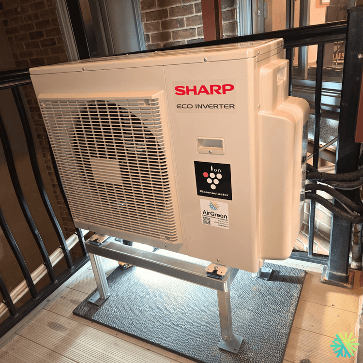 Installation d’une thermopompe murale Sharp sur balcon à Rosemont–La Petite-Patrie : stabilité, silence et conformité condo