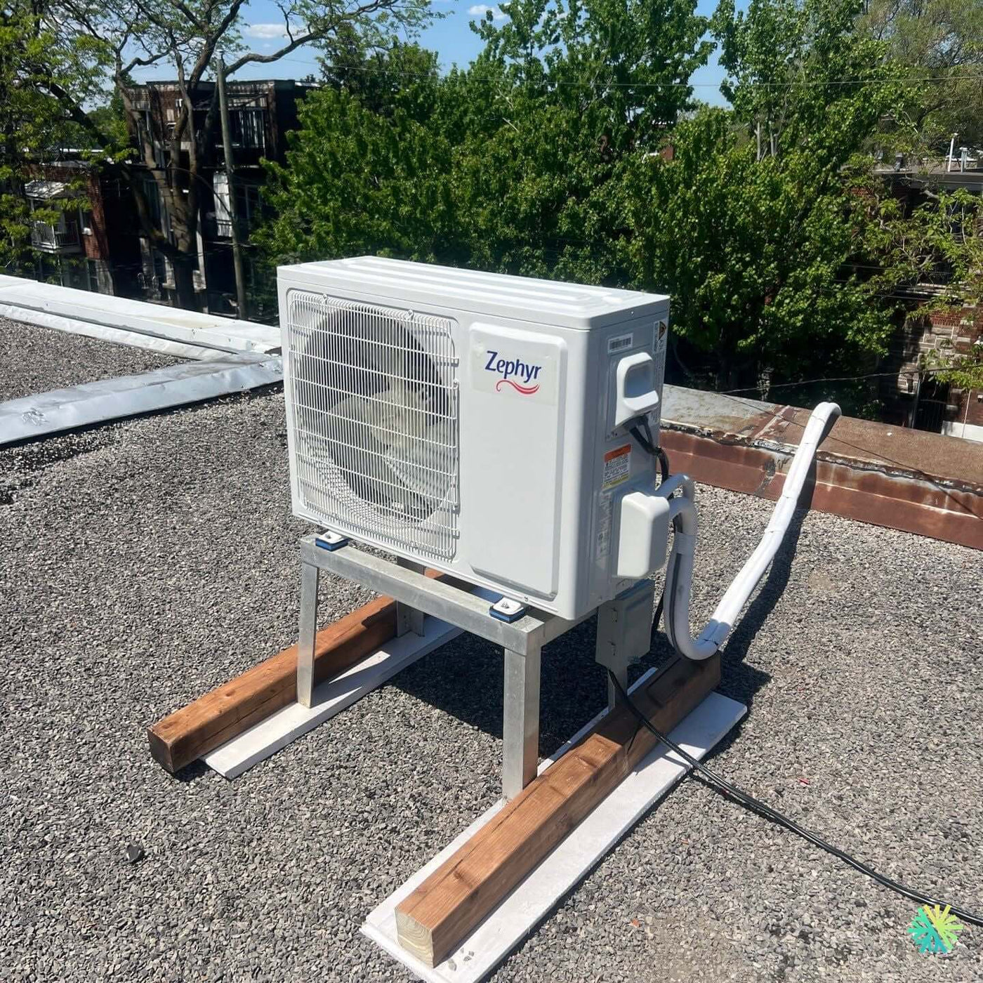 Installation d’une Zephyr thermopompe murale sur toit plat à Rosemont–La Petite-Patrie