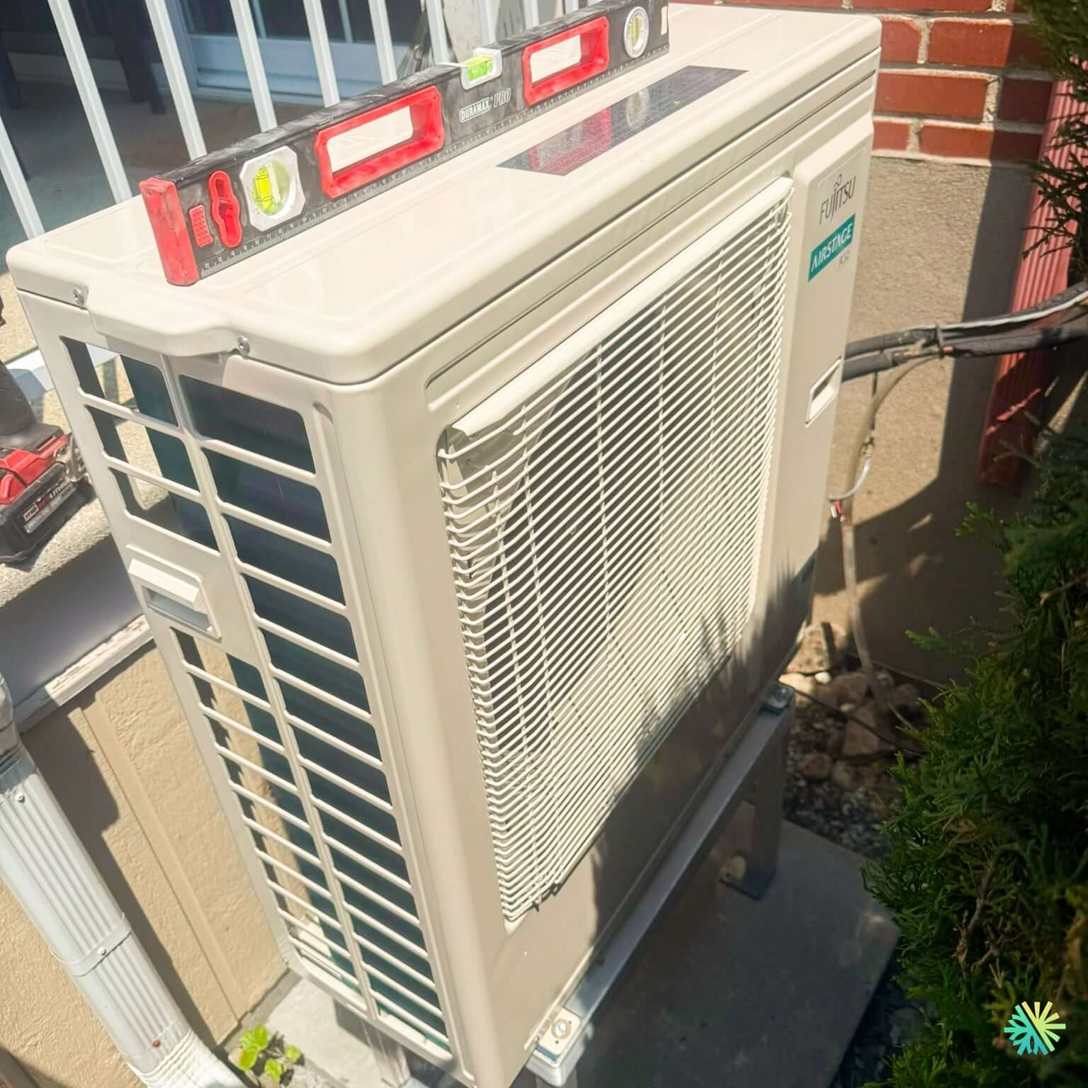 Installation d’une thermopompe murale Fujitsu AIRSTAGE Altair 700 à Sainte-Barbe, en Montérégie