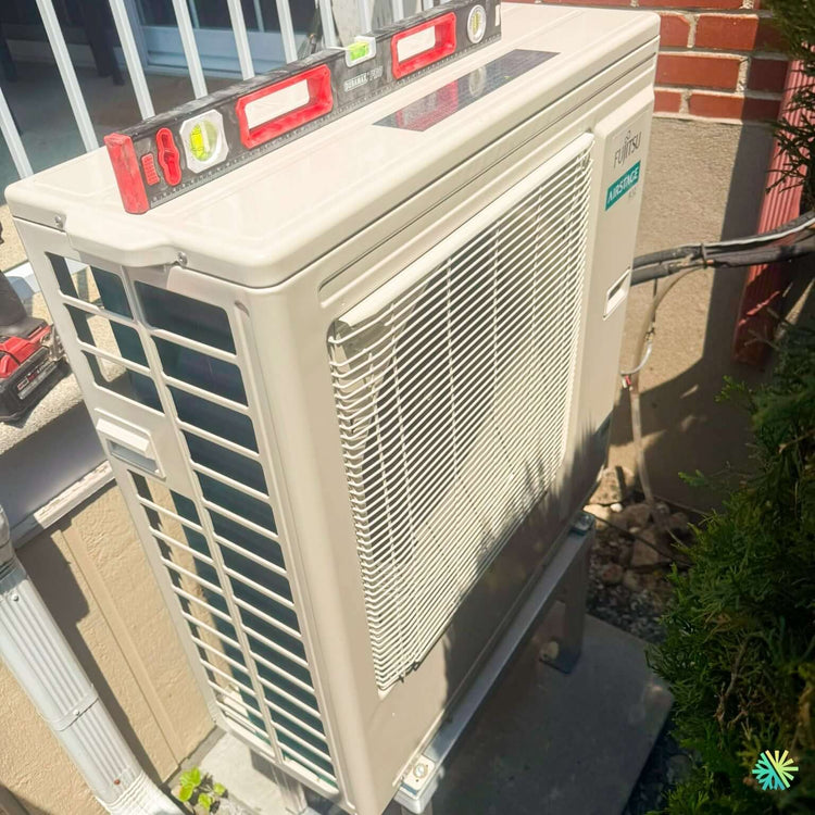 Installation d’une thermopompe murale Fujitsu AIRSTAGE Altair 700 à Sainte-Barbe, en Montérégie
