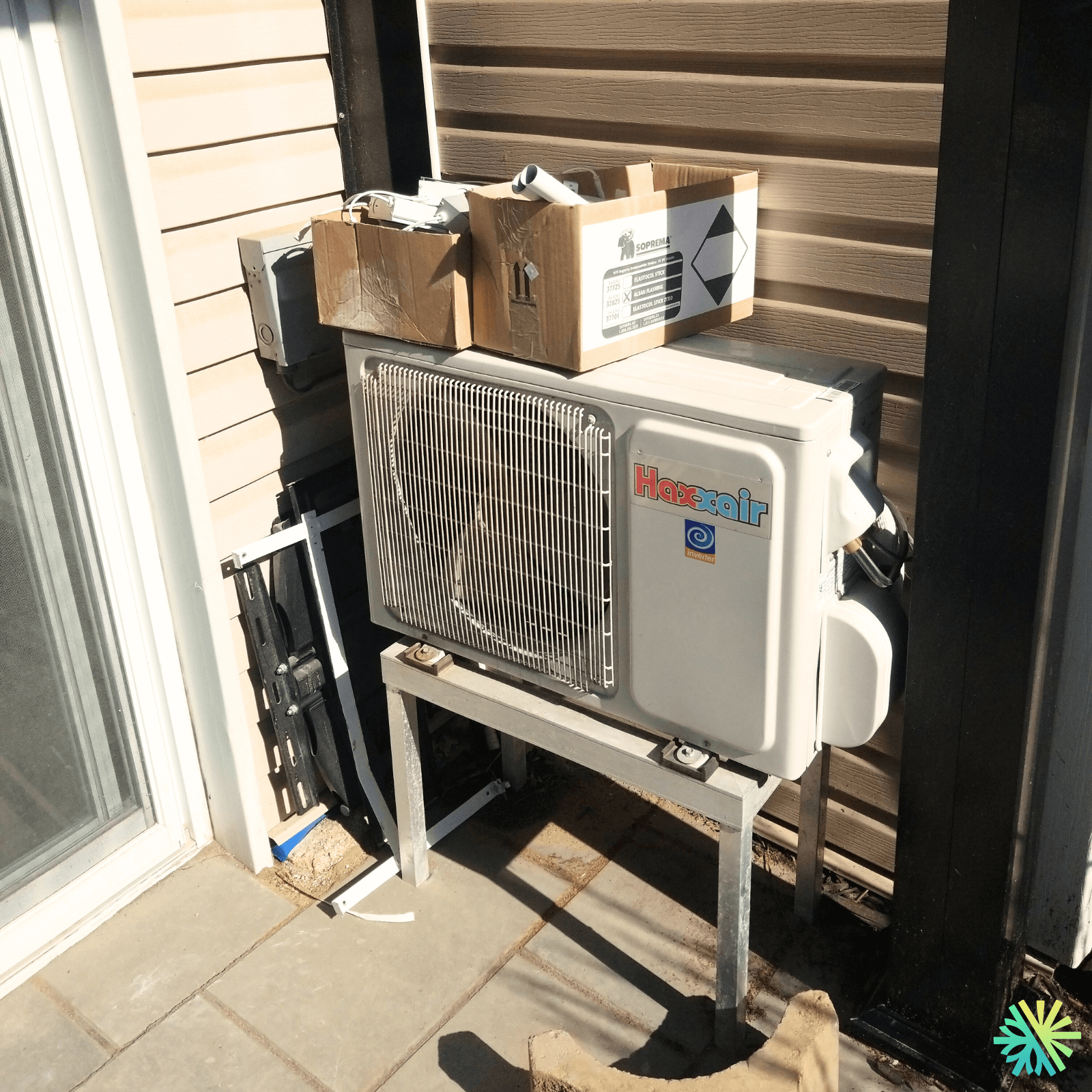 Service et entretien d’une thermopompe murale Haxxair à Sainte-Dorothée (Laval)