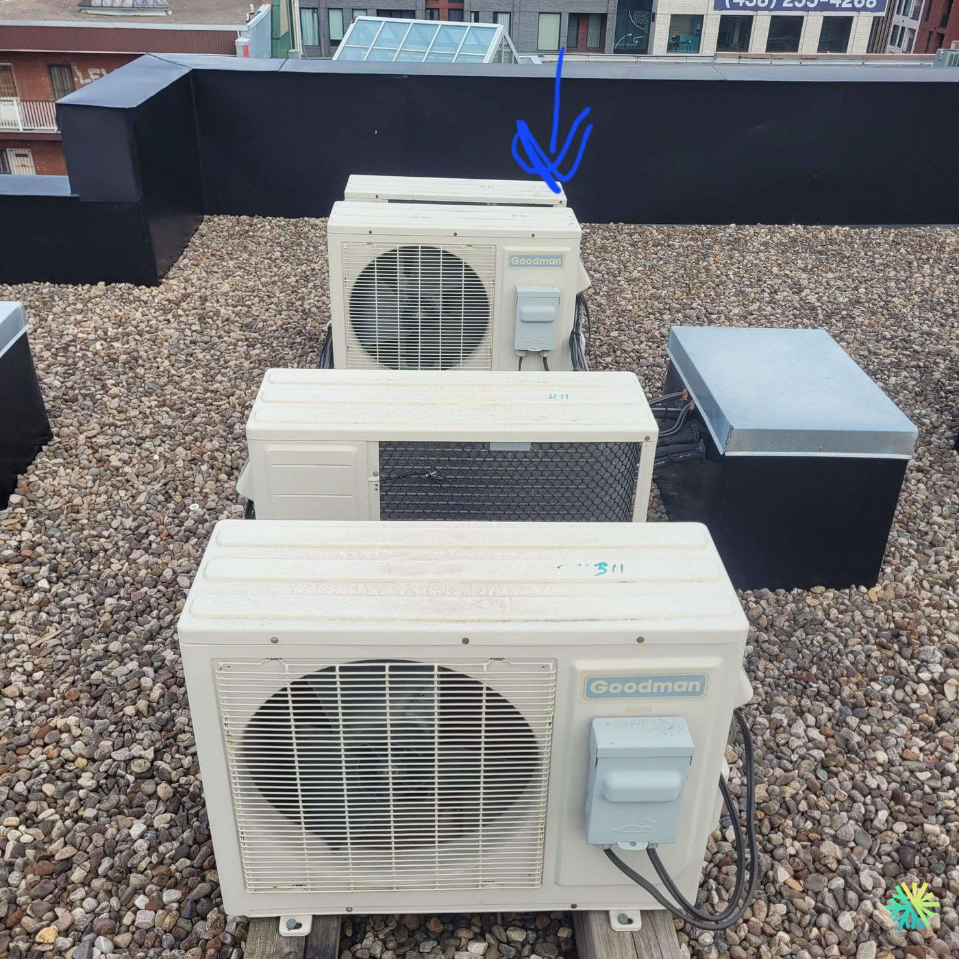 Nettoyage d’une thermopompe Goodman sur un toit au centre-ville de Montréal