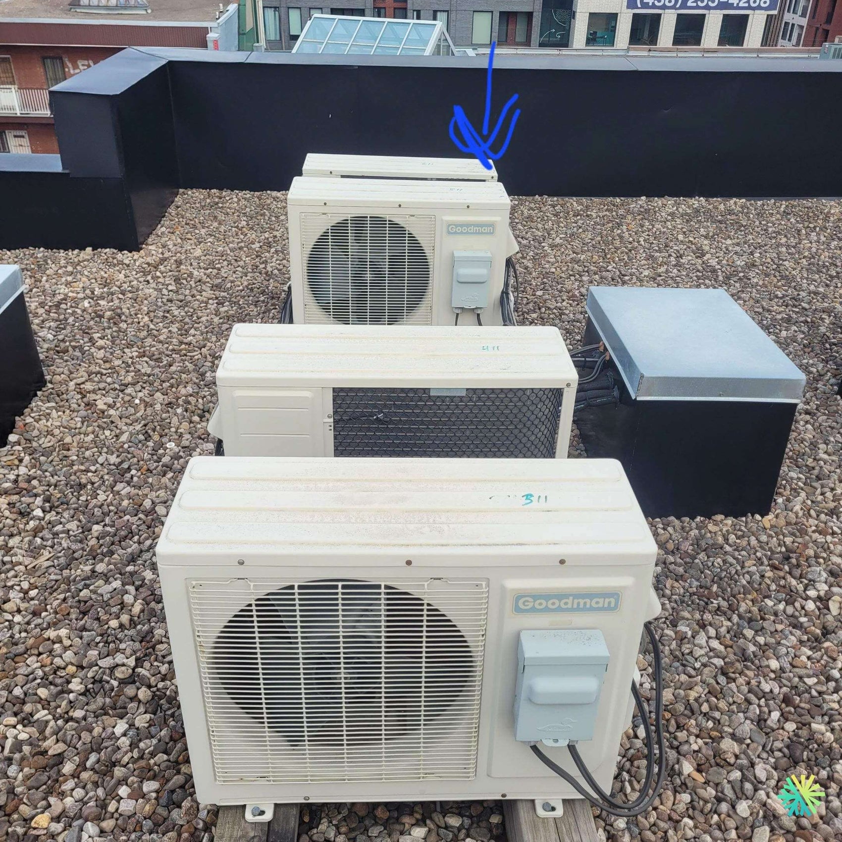 Nettoyage d’une thermopompe Goodman sur un toit au centre-ville de Montréal