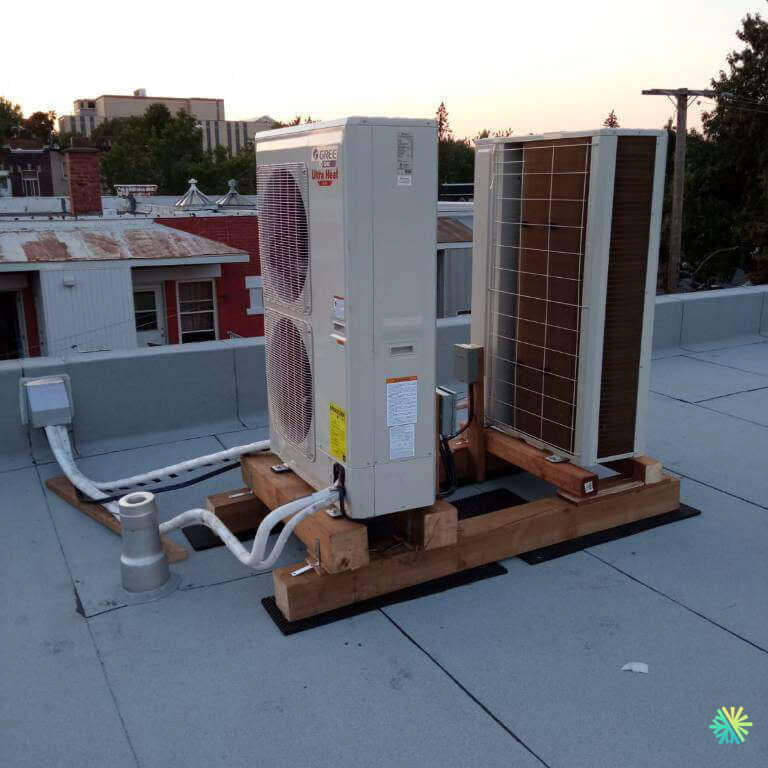 Installation d’une Gree Ultra Heat thermopompe MultiZone sur toit plat à Rosemont–La Petite-Patrie