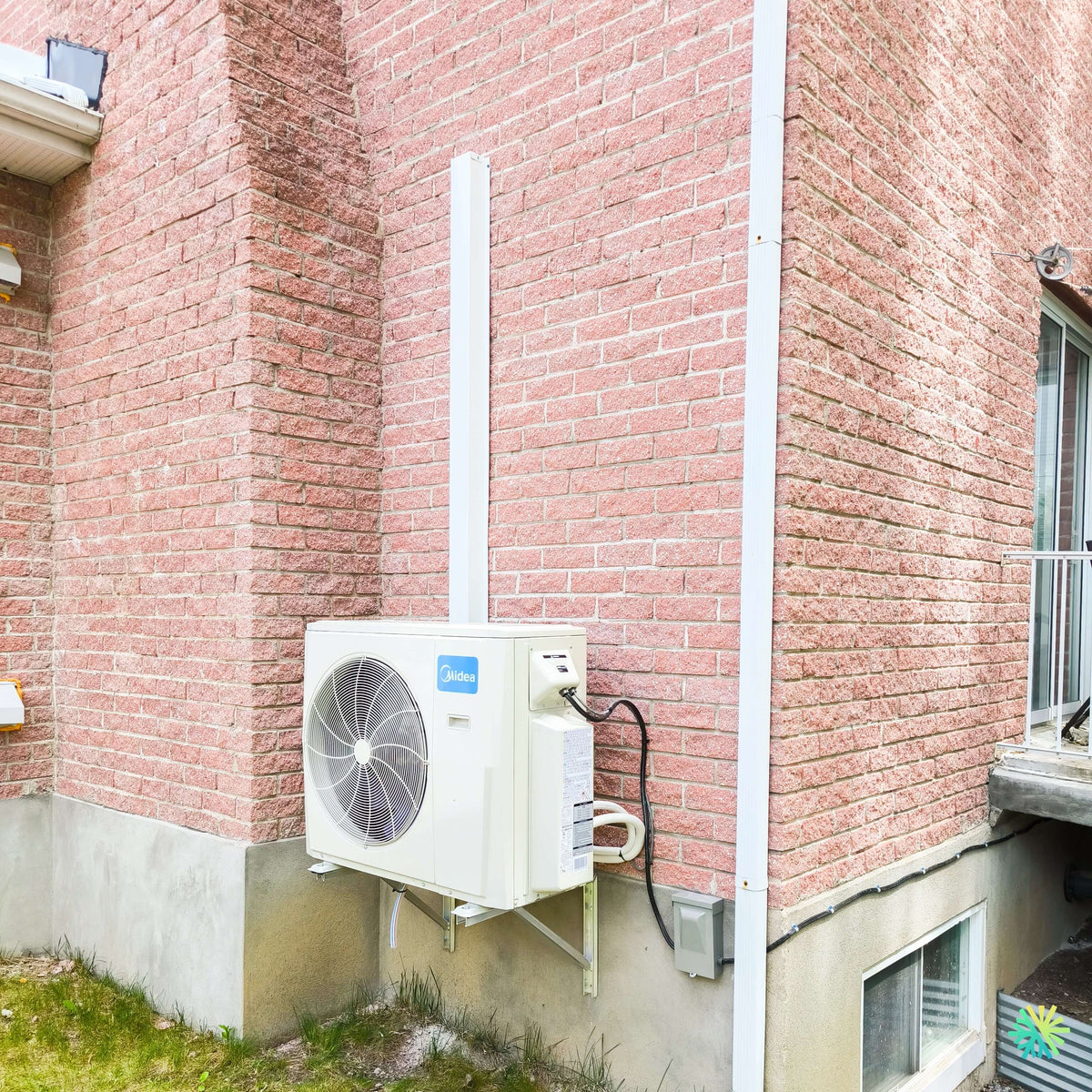 Installation d’une thermopompe double zone MIDEA, modèle MIDEA 28, à Mont-Saint-Hilaire