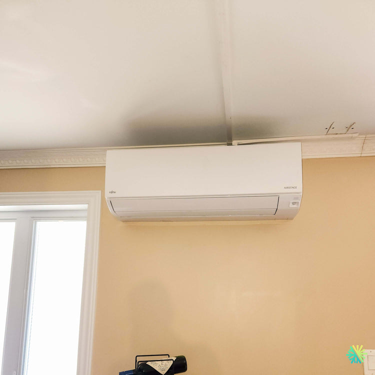 Installation d’une thermopompe murale FUJITSU AIRSTAGE ORION XLTH+ à Saint-Pie : chauffage jusqu’à -30 °C et intégration soignée près du plafond