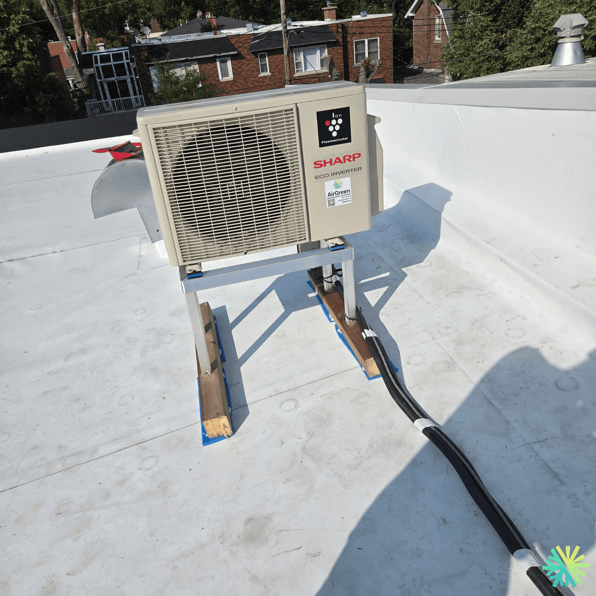 Installation d’une thermopompe murale Sharp sur toit plat à Rosemont–La Petite-Patrie