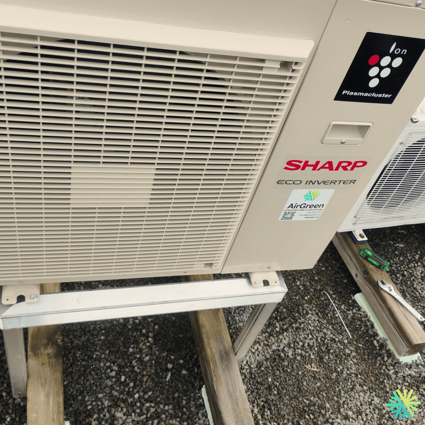 Installation d’une thermopompe murale Sharp à Rosemont–La Petite-Patrie : performance et fiabilité sur sol de gravier