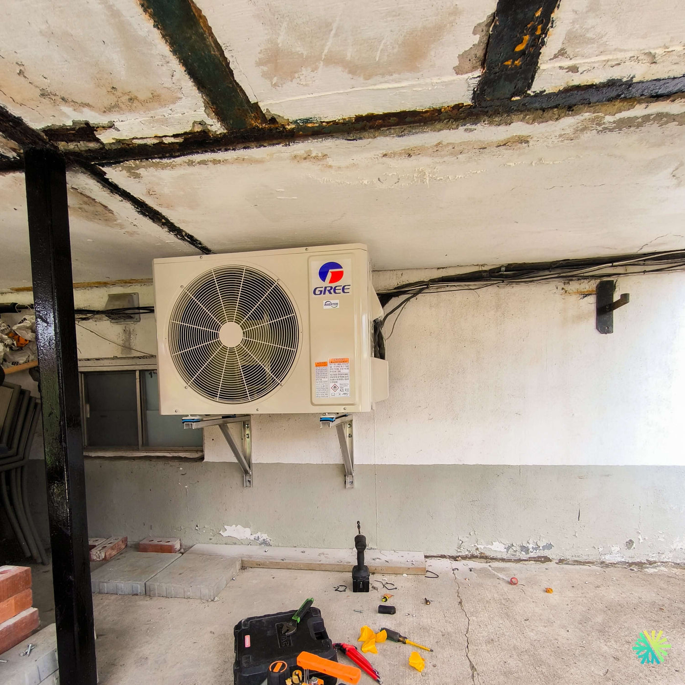 Installation d’une thermopompe murale GREE LIVO R32 Inverter à Verdun : un climatiseur mini split installé sous structure couverte avec supports muraux renforcés