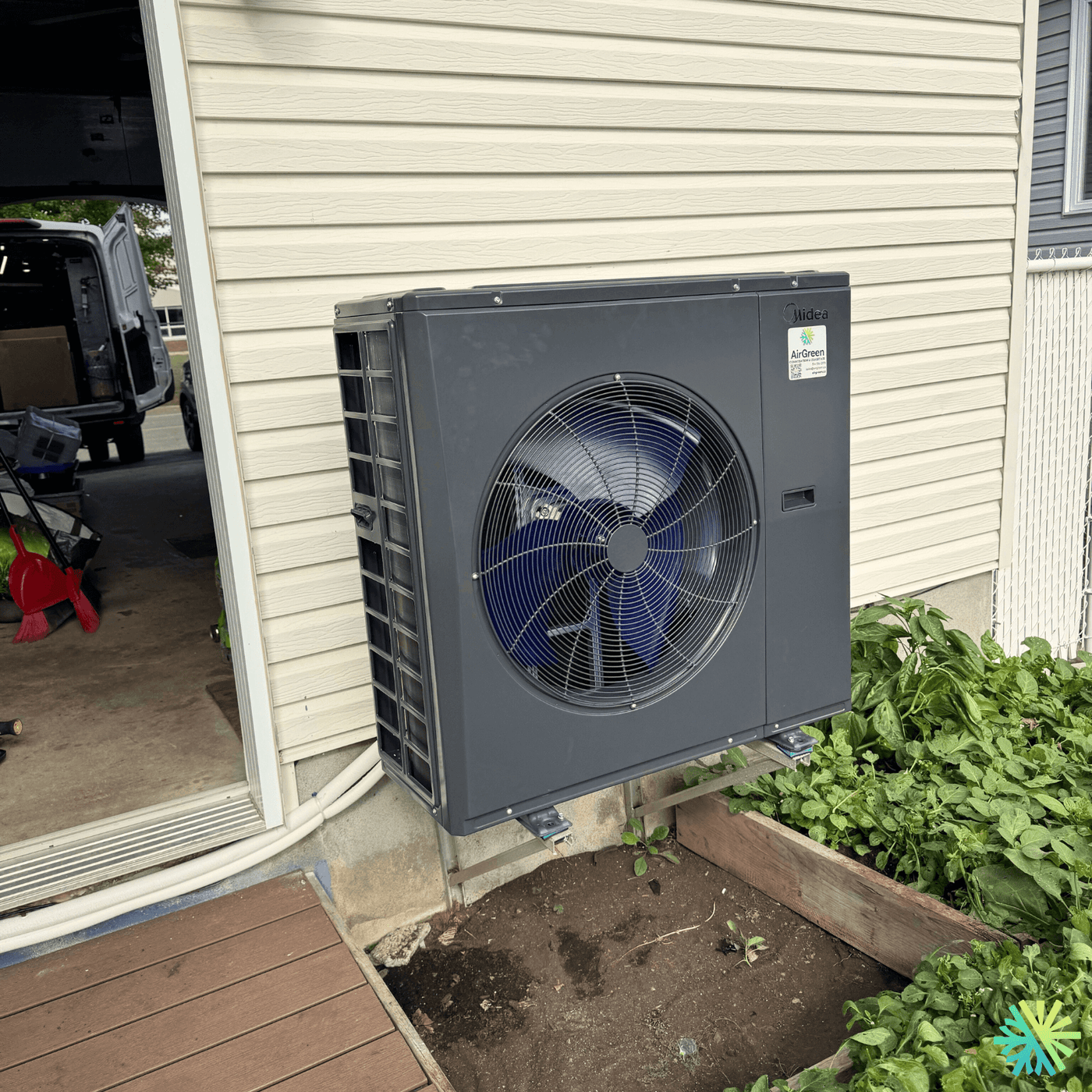 Thermopompe centrale Midea à Sainte-Dorothée (Laval) : une unité extérieure sur support mural, pensée pour durer