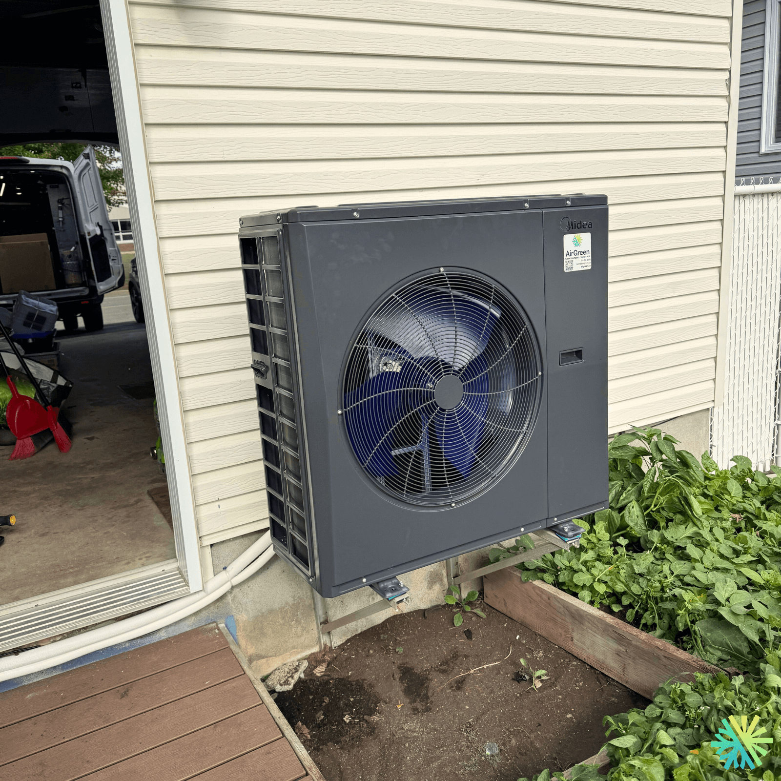 Thermopompe centrale Midea à Sainte-Dorothée (Laval) : une unité extérieure sur support mural, pensée pour durer