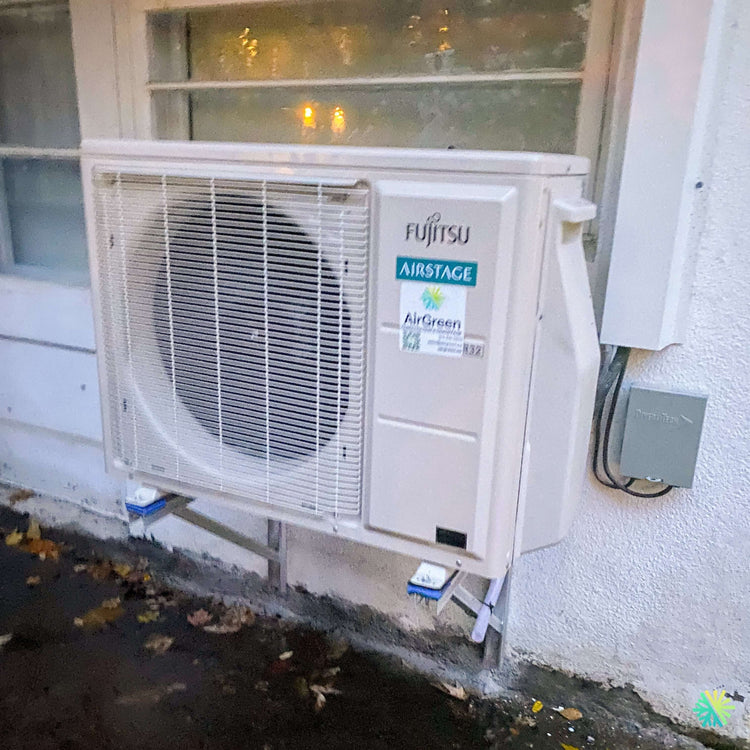 Installation d’une thermopompe murale Fujitsu AIRSTAGE Altair 500 à Venise-en-Québec : unité extérieure sur support mural et installation CVAC soignée
