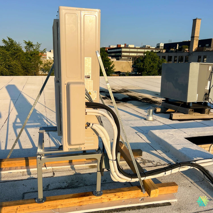 Installation d’une thermopompe double zone Samsung Premium FJM sur un toit plat à Lorraine, sur la Rive-Nord de Montréal
