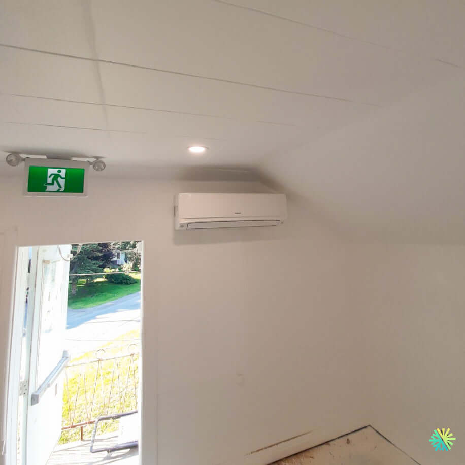 Installation d’une thermopompe murale Hitachi airHome 600 à Saint-Bruno, sur la Rive-Sud de Montréal