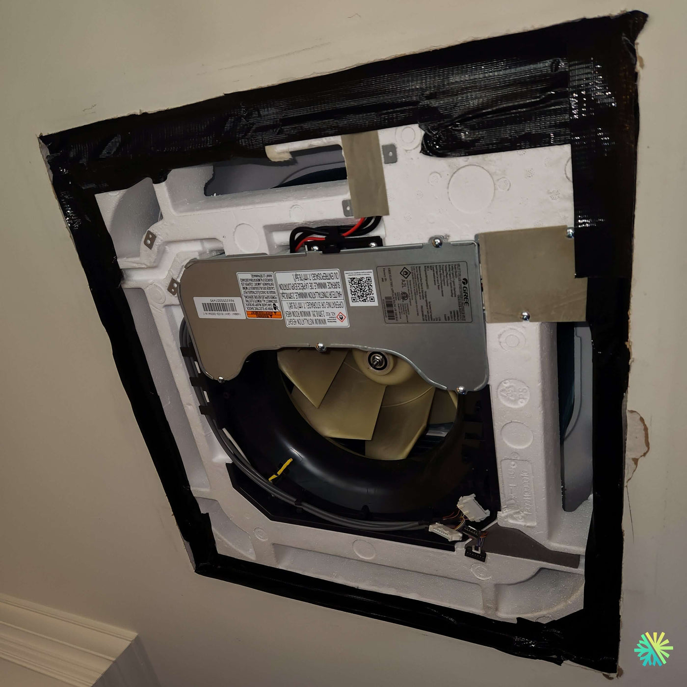Installation d’une thermopompe cassette de plafond GREE à Pont-Viau, Laval : une intégration CVAC discrète, performante et adaptée aux plafonds résidentiels
