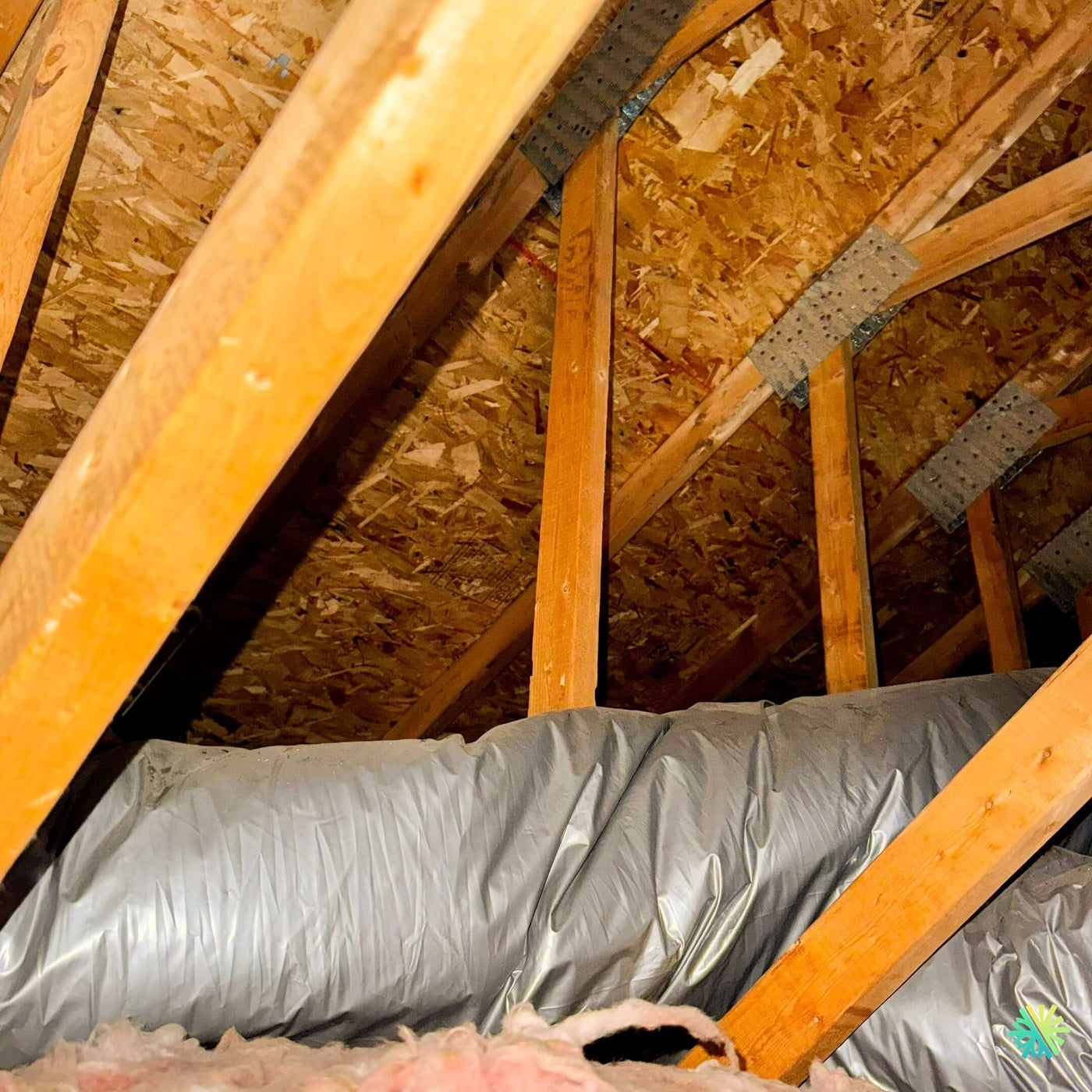 Récit d’un chantier extrême : comment on a installé une thermopompe centrale sur un toit à 45 degrés