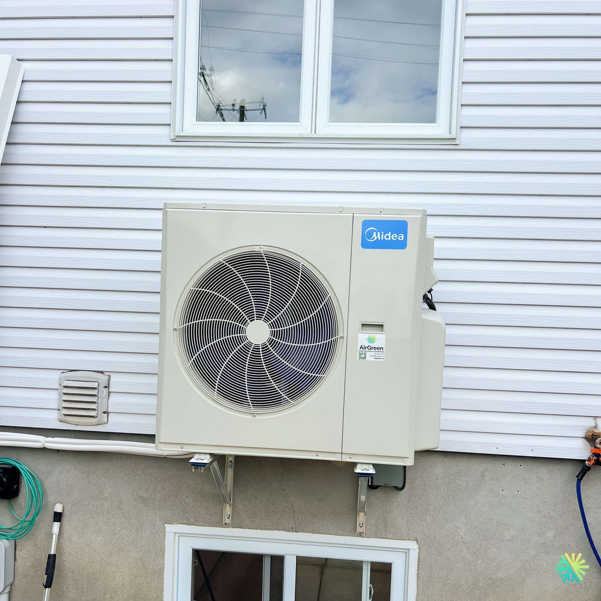 Installation d’une thermopompe double zone MIDEA 28 sur supports muraux à Chambly, en Montérégie