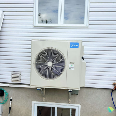 Installation of a MIDEA 28 dual-zone heat pump on wall brackets in Chambly, Montérégie