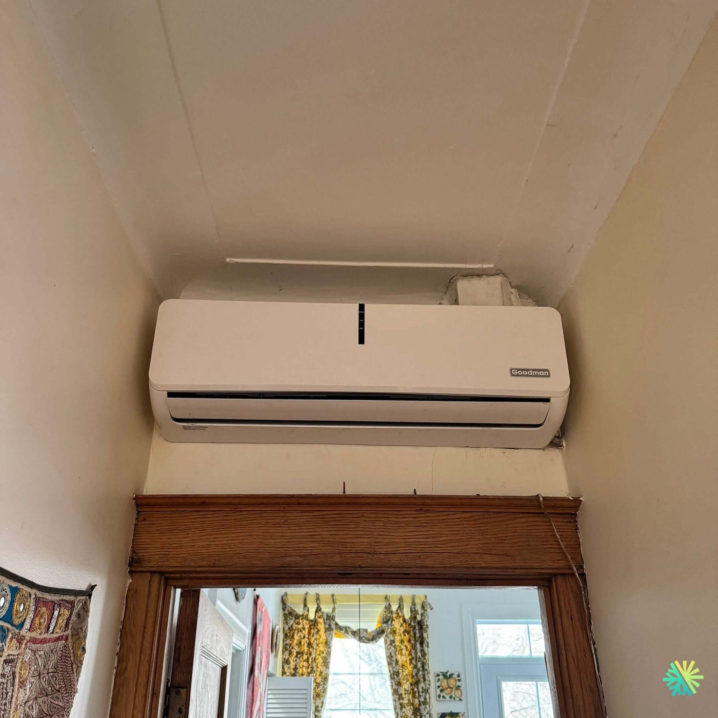 Installation d’une thermopompe murale Goodman dans un appartement à Rosemont–La Petite-Patrie