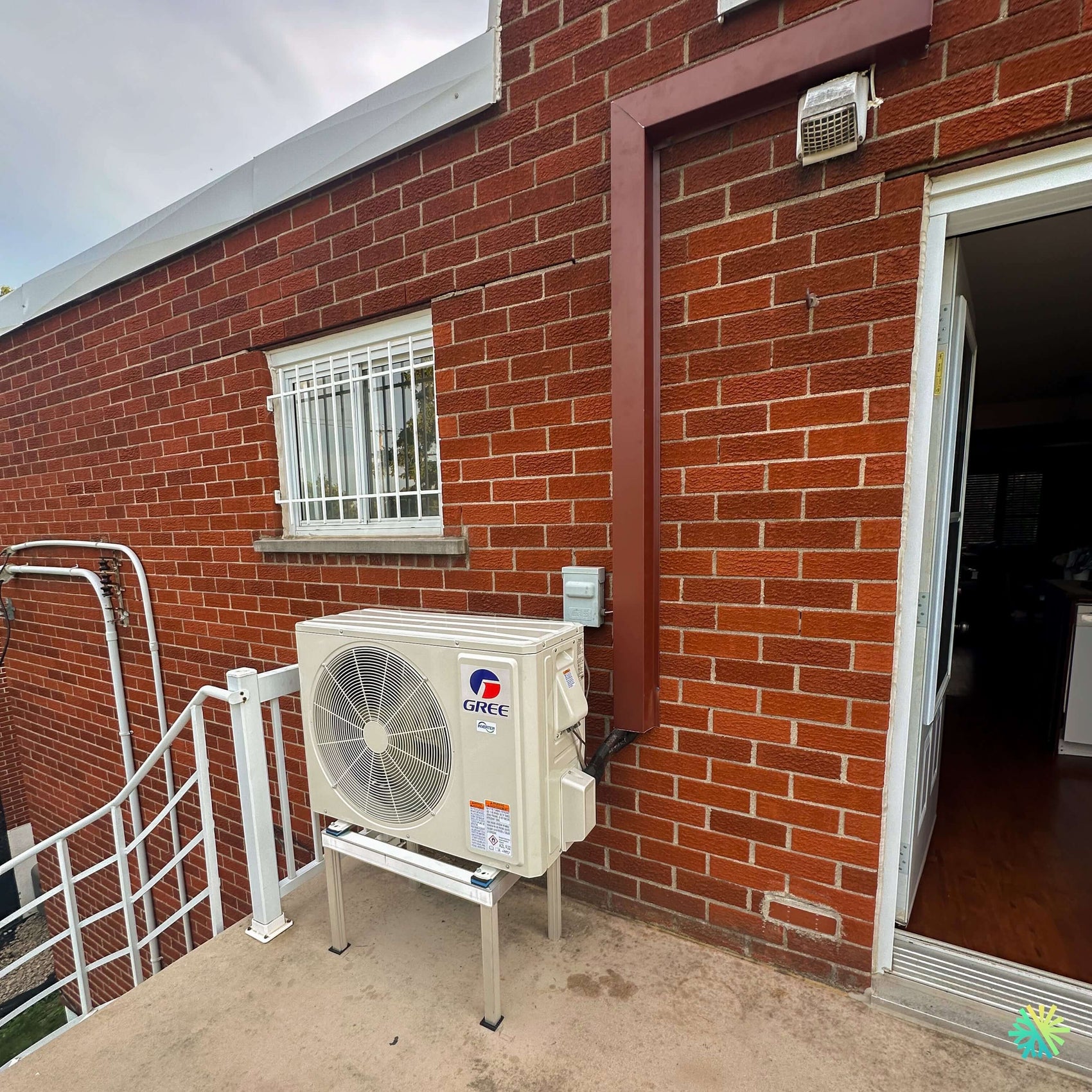Installation d’une thermopompe DoubleZone GREE FREE MATCH R32 à Baie-D’Urfé : deux zones de confort, une intégration soignée sur balcon résidentiel