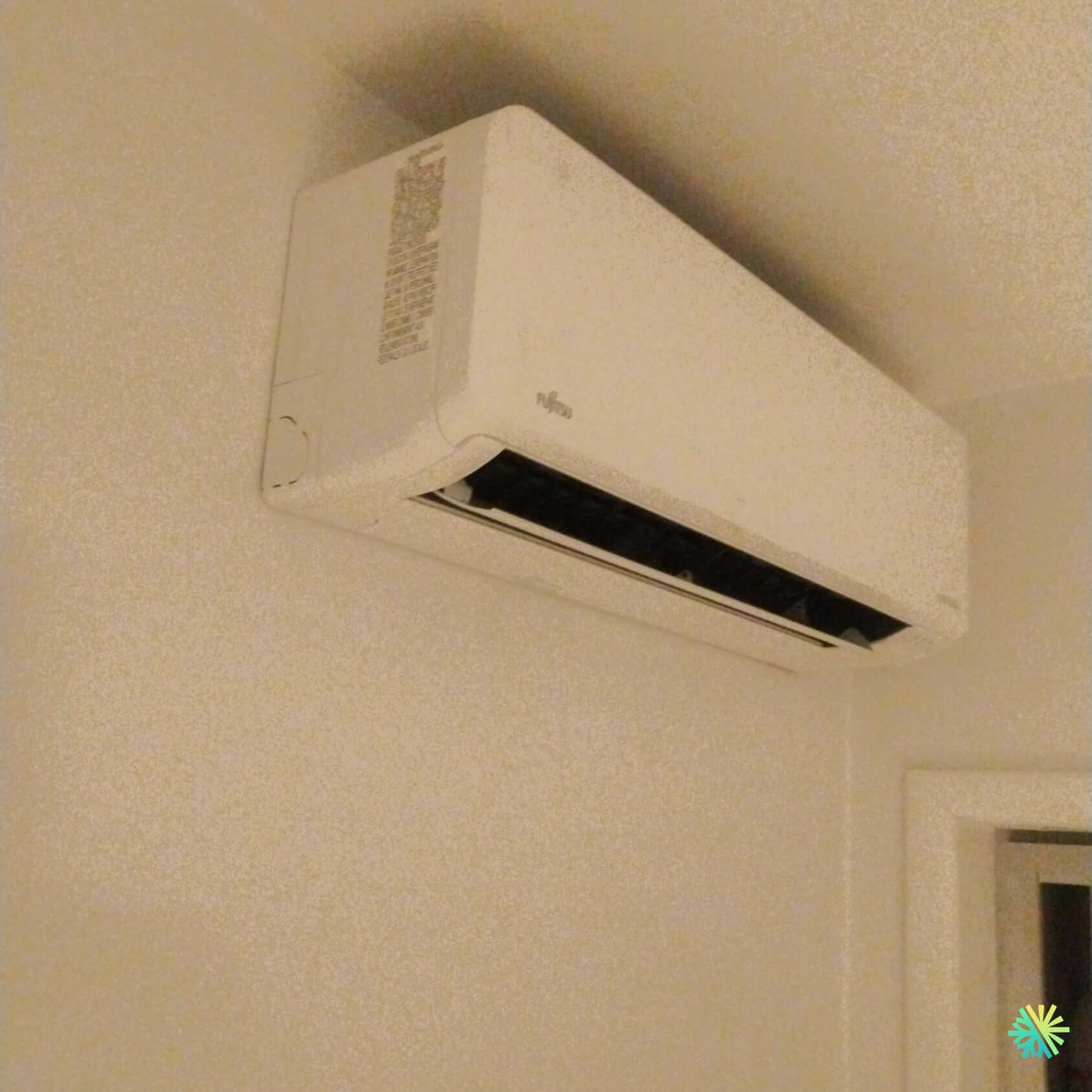 Installation d’une thermopompe murale FUJITSU ALTAIR 700 Mini Split au Plateau-Mont-Royal, Montréal