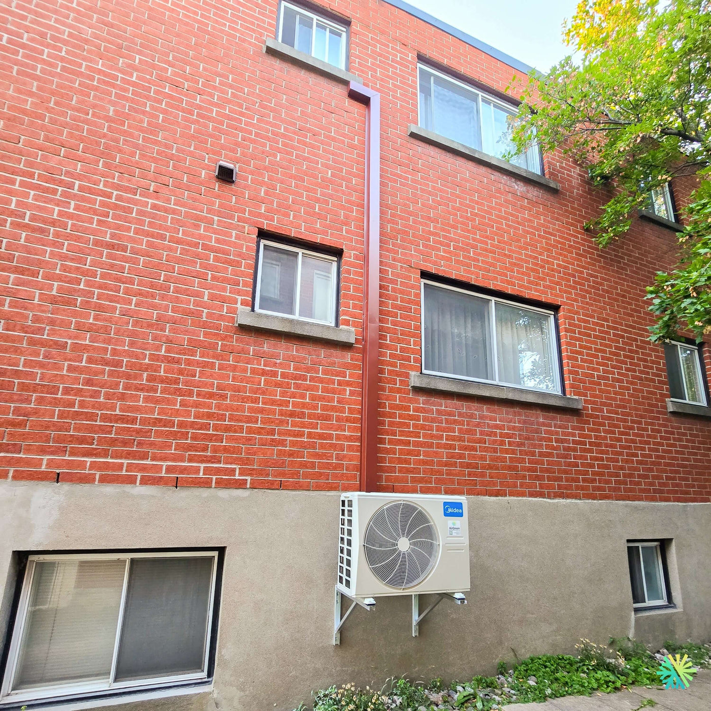 Installation d’une thermopompe murale MIDEA35 18 000 BTU à Sainte-Thérèse sur la Rive Nord : un mini split performant installé avec une finition extérieure parfaitement intégrée