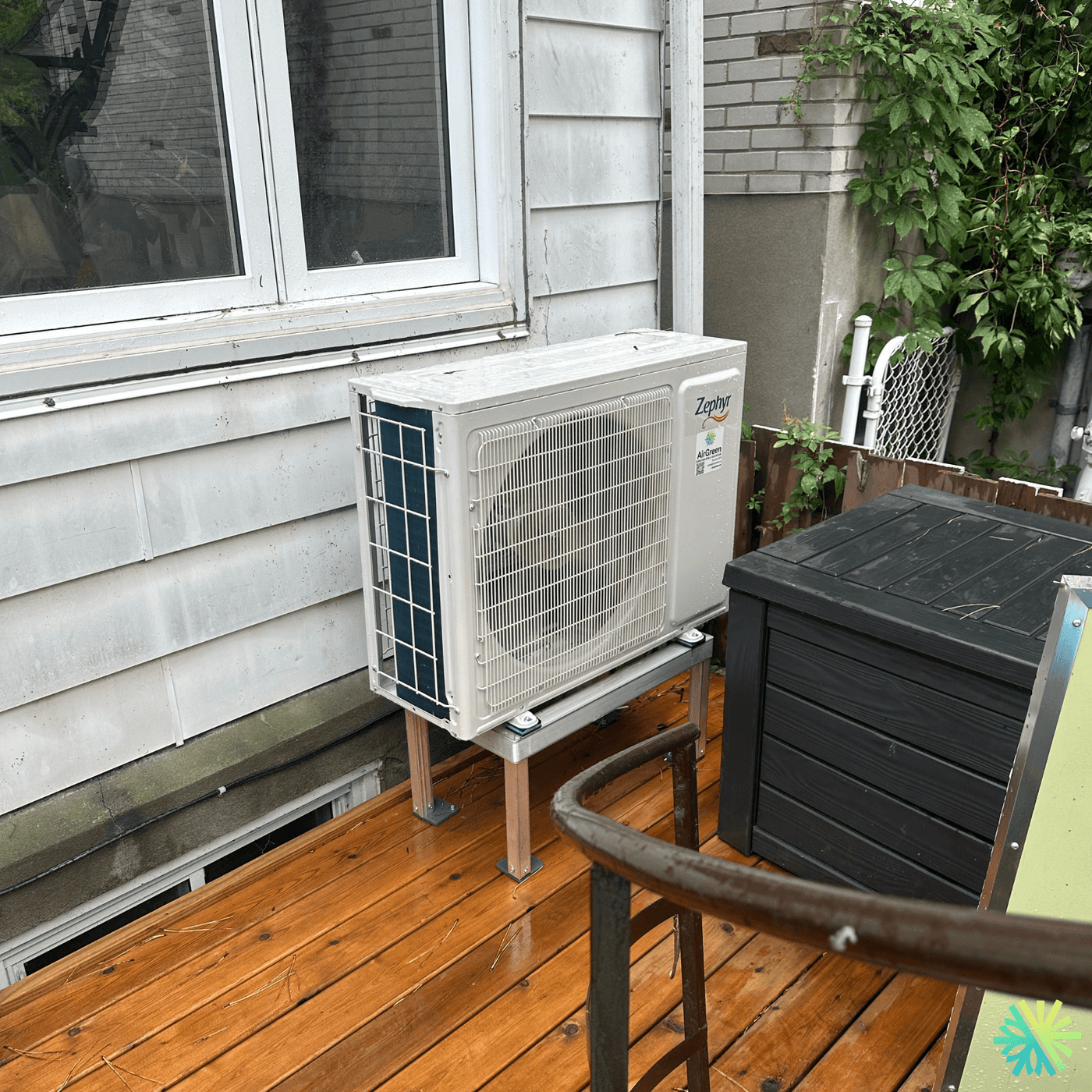 Installation d’une thermopompe murale Zephyr à Rosemont–La Petite-Patrie : performance, discrétion et intégration parfaite sur terrasse