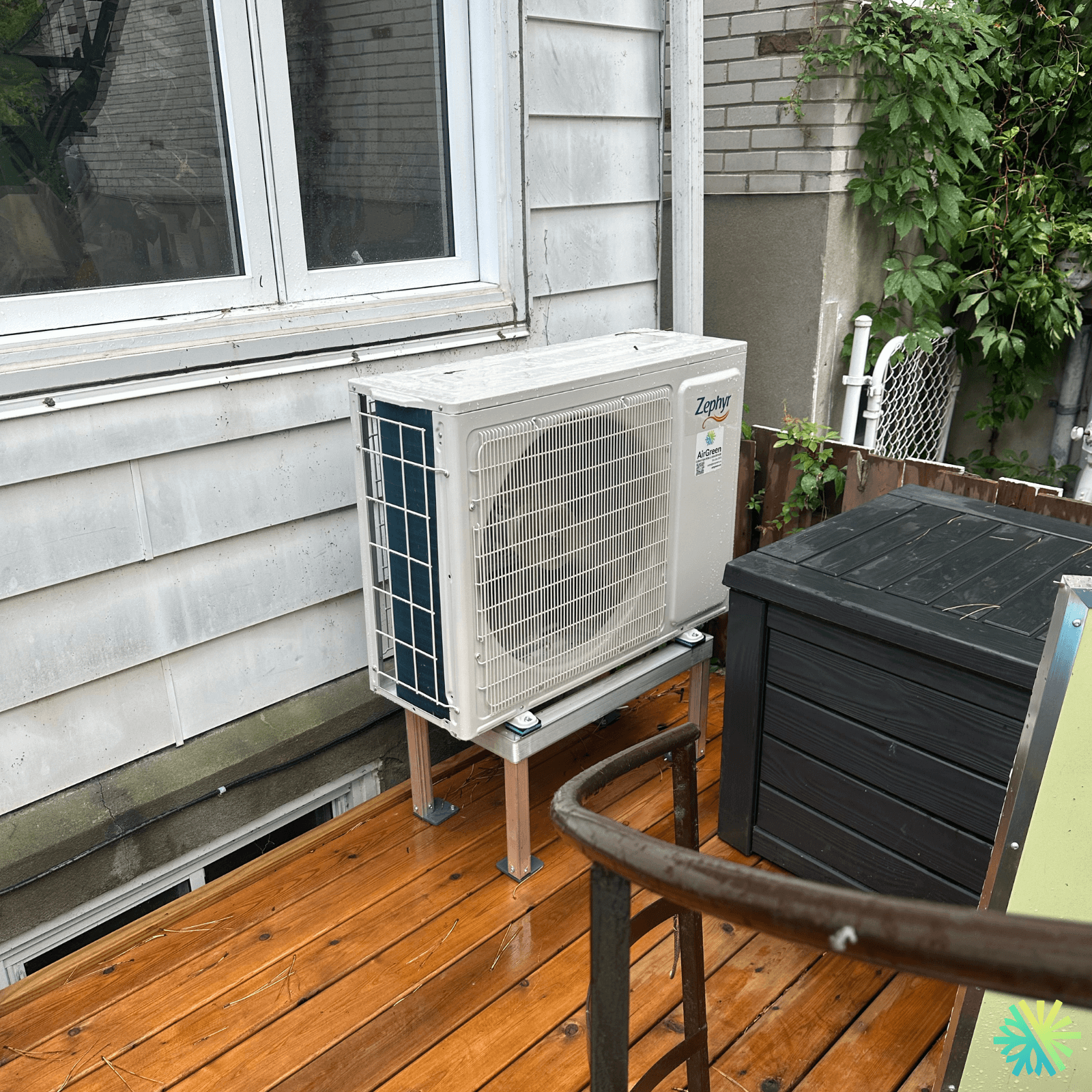 Installation d’une thermopompe murale Zephyr à Rosemont–La Petite-Patrie : performance, discrétion et intégration parfaite sur terrasse