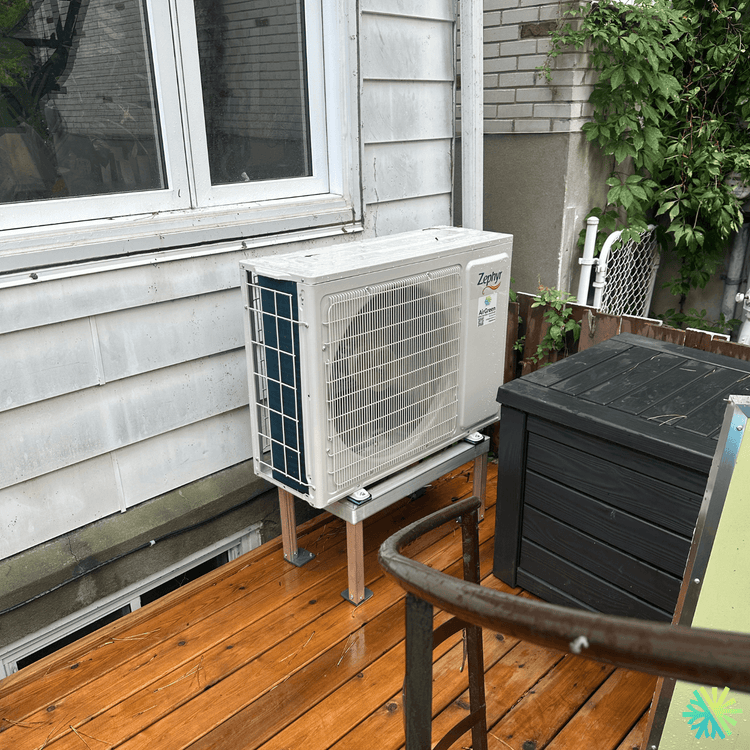 Installation d’une thermopompe murale Zephyr à Rosemont–La Petite-Patrie : performance, discrétion et intégration parfaite sur terrasse