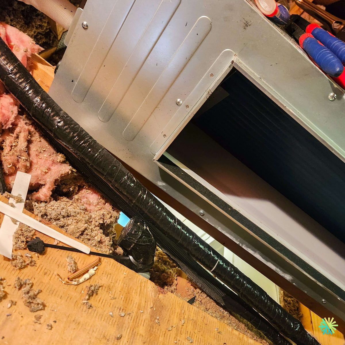 Installation d’un GREE All Match Slim Duct R32 Gainable avec plénum métallique et conduits isolés à Auteuil, Laval