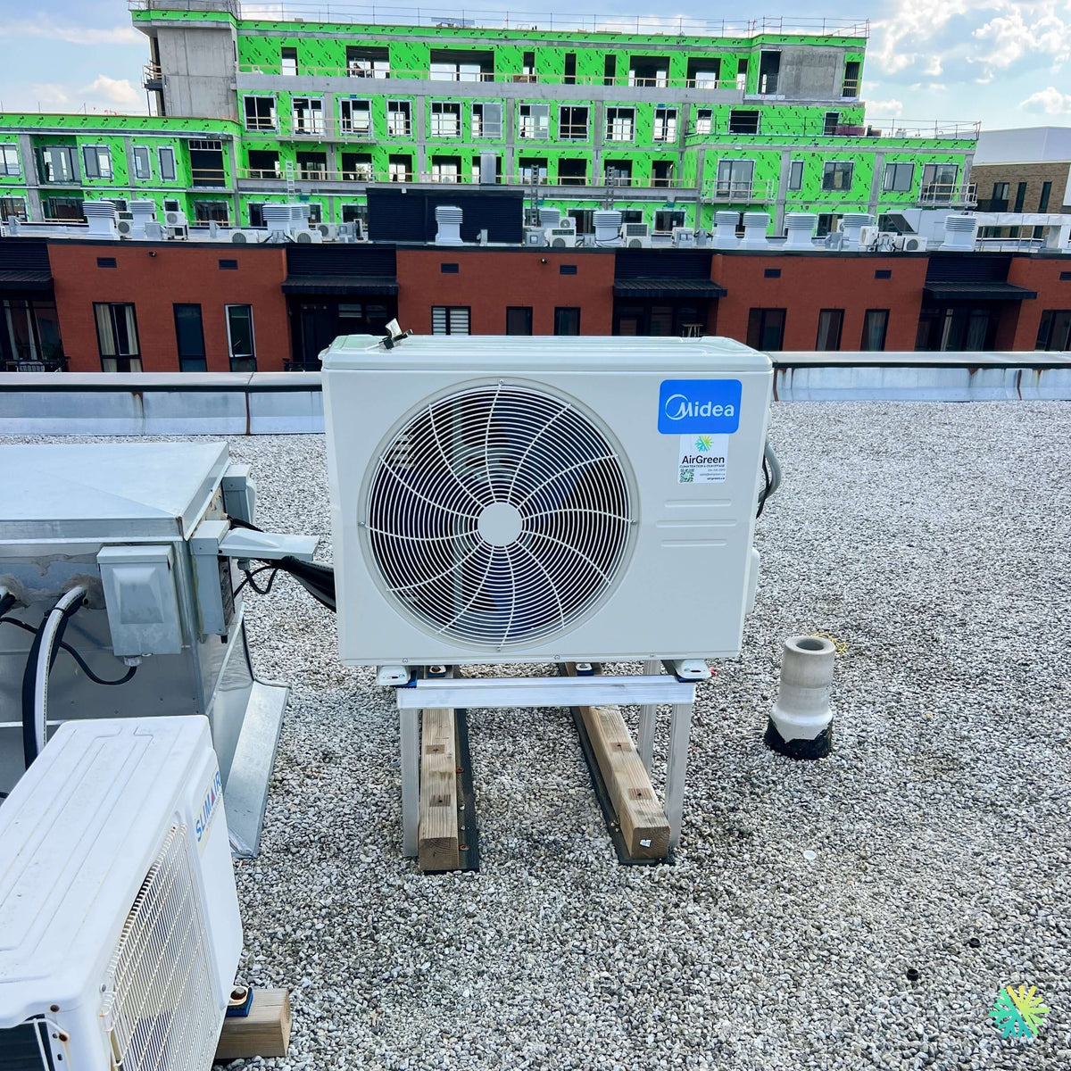 Installation d’une thermopompe murale MIDEA MIDEA35 sur toiture aux Coteaux