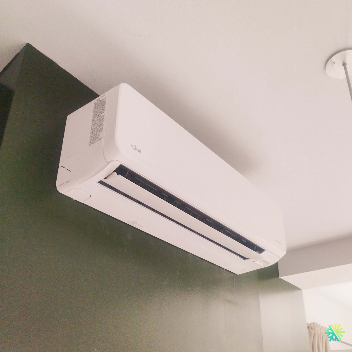 Installation d’une thermopompe murale FUJITSU ORION XLTH+ à Saint-Valérien-de-Milton : chauffage jusqu’à -30 °C et intégration soignée près du plafond